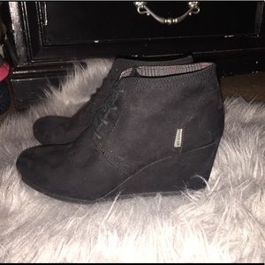 Black boot wedges